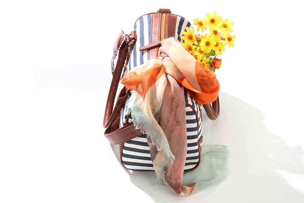 A product photograph of a purse ready for a picnic